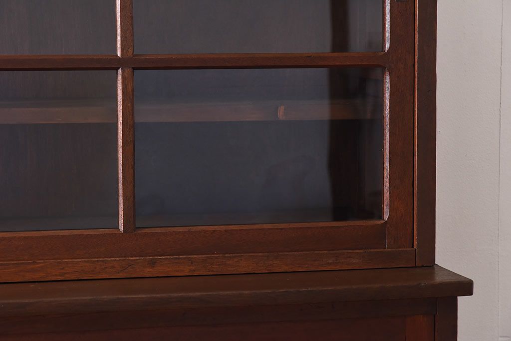 レトロ家具　銀モールガラスがレトロな雰囲気を高める重ね食器棚(水屋収納棚、戸棚)