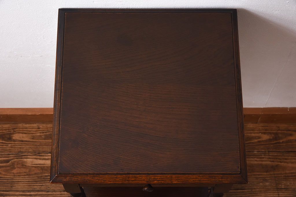 アンティーク雑貨　イギリスアンティーク　ツイストレッグが上品なオーク材のサイドテーブル(花台)