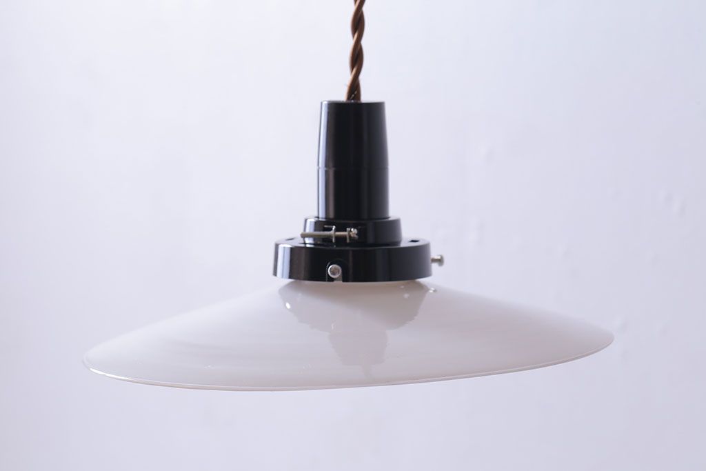 昭和レトロ　清潔感のある白ガラスが魅力のシンプルなペンダントライト(天井照明、吊り下げ照明)(2)