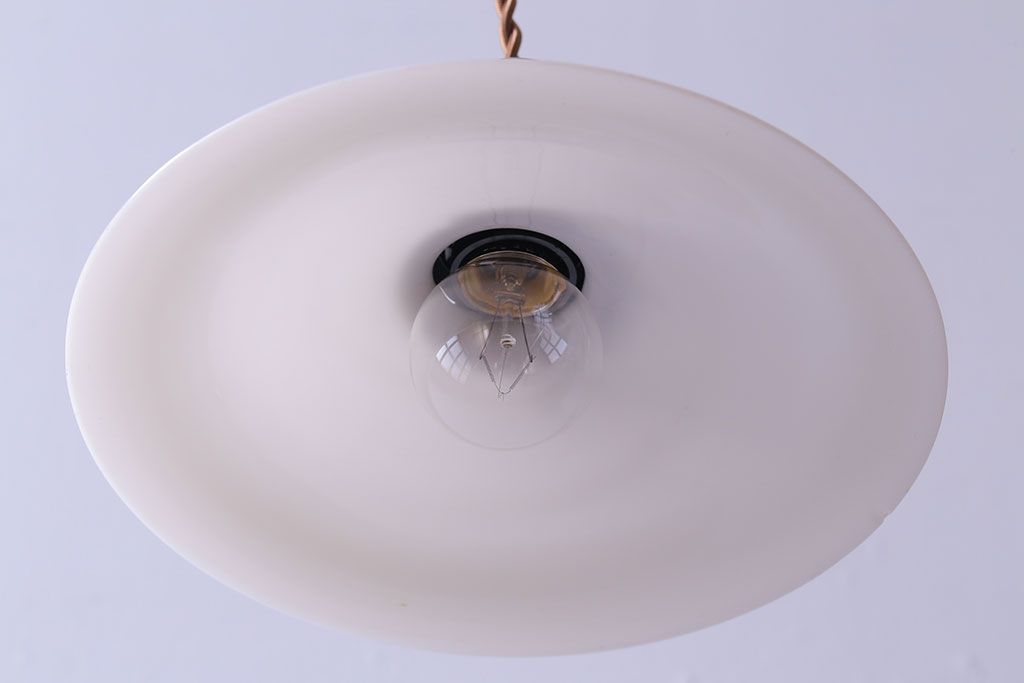 昭和レトロ　清潔感のある白ガラスが魅力のシンプルなペンダントライト(天井照明、吊り下げ照明)
