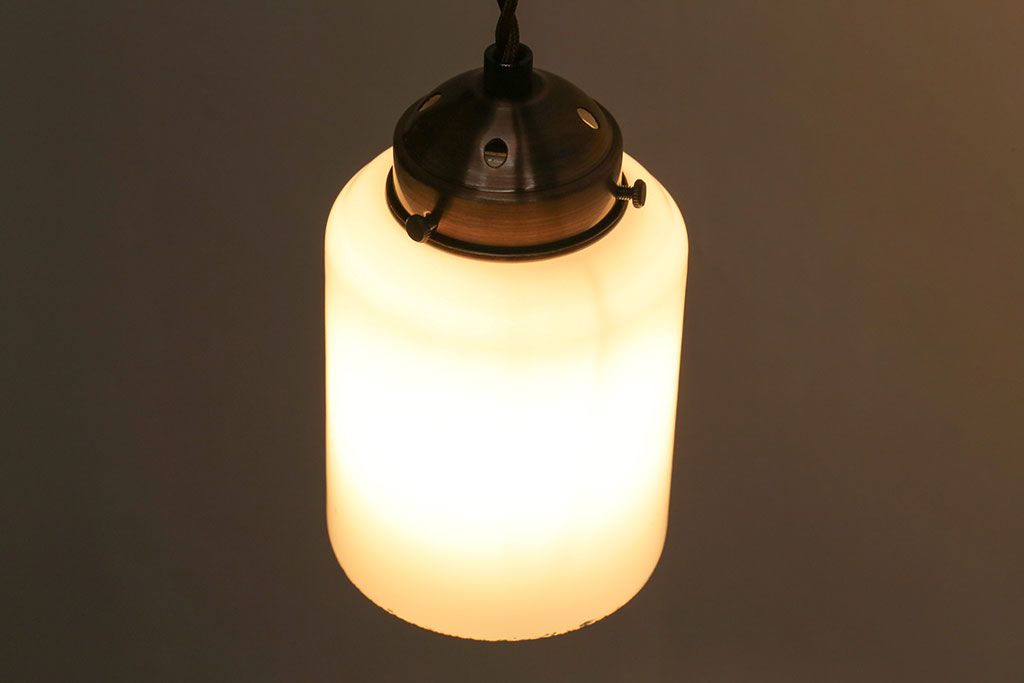 昭和中期　肩の丸みが愛らしいレトロな筒形シェードのペンダントライト(天井照明、吊り下げ照明)