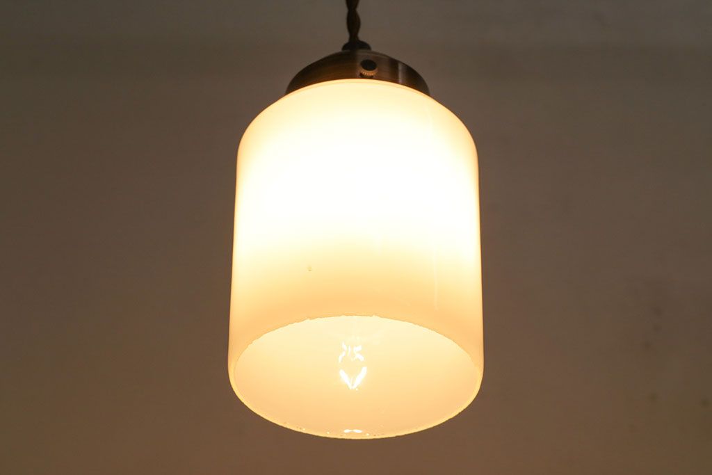 昭和中期　肩の丸みが愛らしいレトロな筒形シェードのペンダントライト(天井照明、吊り下げ照明)