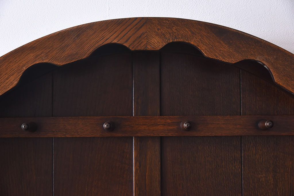 ヴィンテージ家具　イギリスビンテージ　オーク材　アーチ状のデザインが魅力のキャビネット(食器棚、飾り棚)