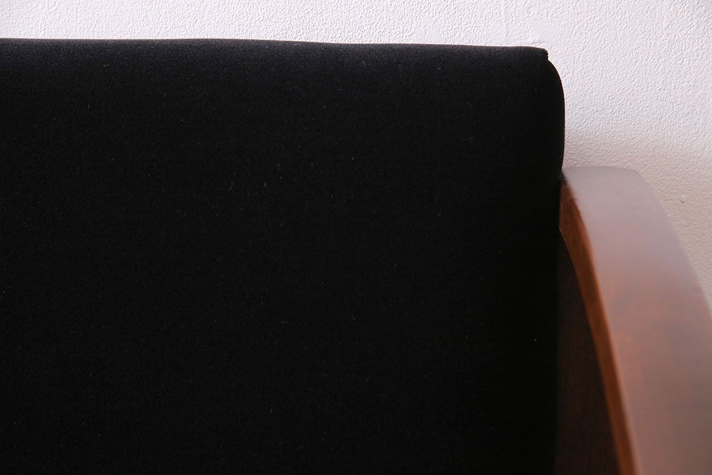 ヴィンテージ家具　ビンテージ　ひと味違ったデザインが魅力のアームソファ(2人掛け、ラブソファ)