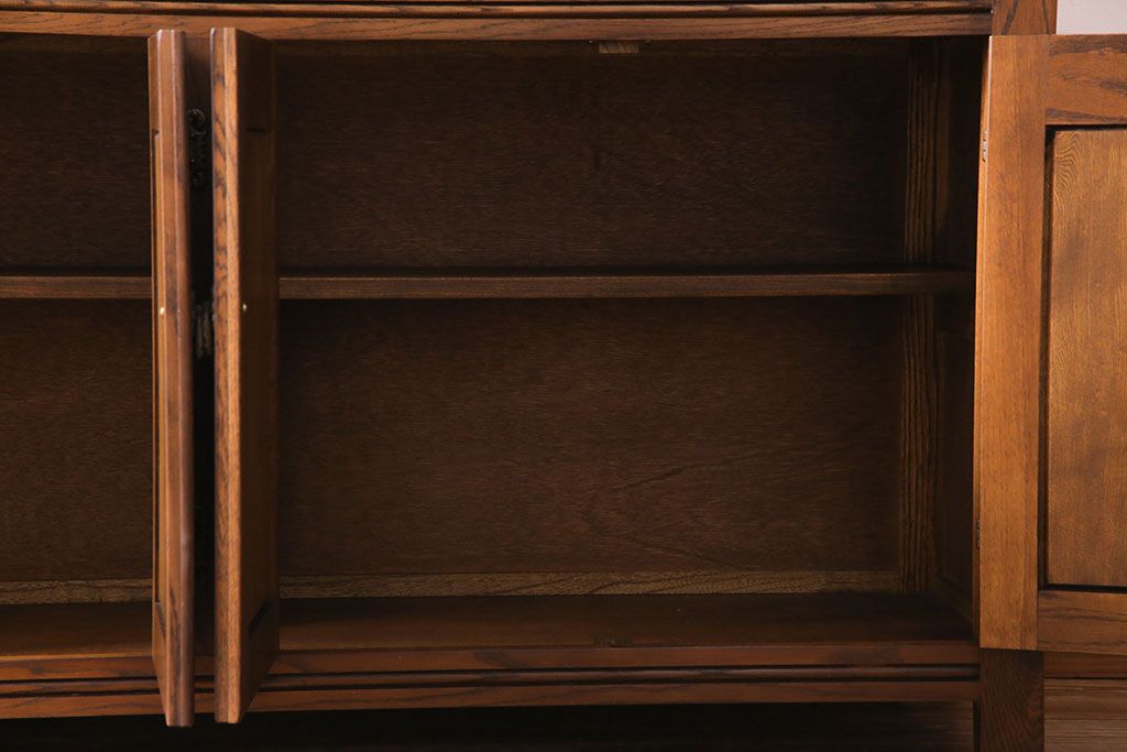 中古　old charm(オールドチャーム) 細かな意匠がおしゃれなアンティーク風カップボード(食器棚、キャビネット)