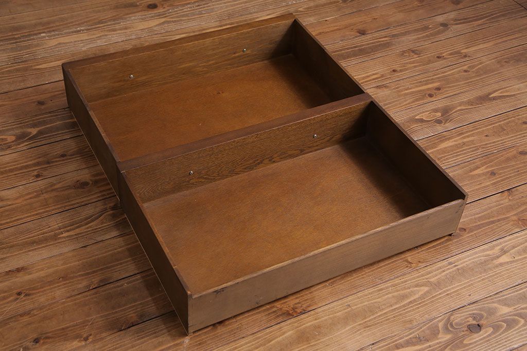 中古　old charm(オールドチャーム) 細かな意匠がおしゃれなアンティーク風カップボード(食器棚、キャビネット)