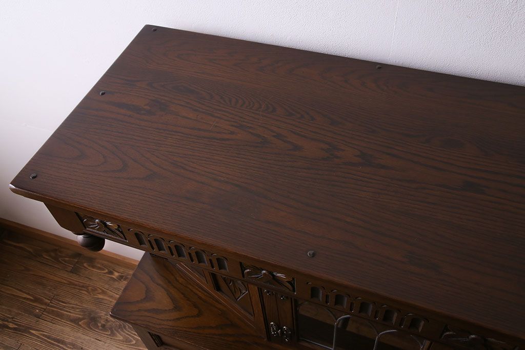 中古　old charm(オールドチャーム) 細かな意匠がおしゃれなアンティーク風カップボード(食器棚、キャビネット)