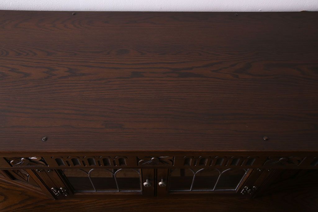 中古　old charm(オールドチャーム) 細かな意匠がおしゃれなアンティーク風カップボード(食器棚、キャビネット)