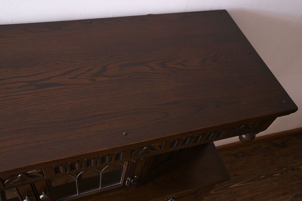 中古　old charm(オールドチャーム) 細かな意匠がおしゃれなアンティーク風カップボード(食器棚、キャビネット)