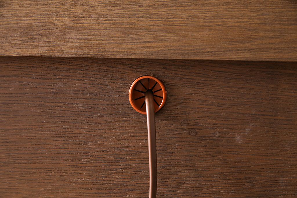 中古　old charm(オールドチャーム) 細かな意匠がおしゃれなアンティーク風カップボード(食器棚、キャビネット)