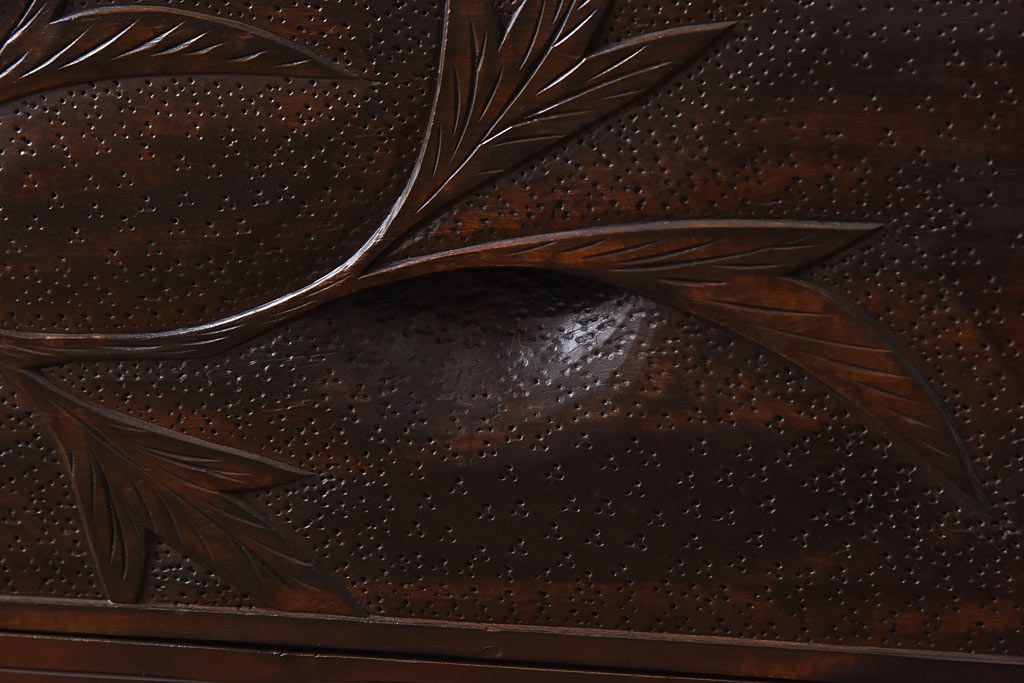 中古　伝統工芸　軽井沢彫り　牡丹の意匠が目を引くワードローブ(洋服タンス)