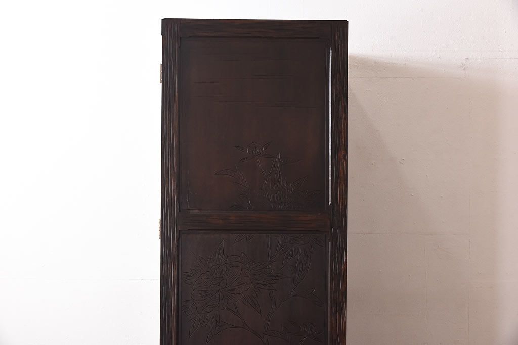 中古　伝統工芸　軽井沢彫り　牡丹の意匠が目を引くワードローブ(洋服タンス)