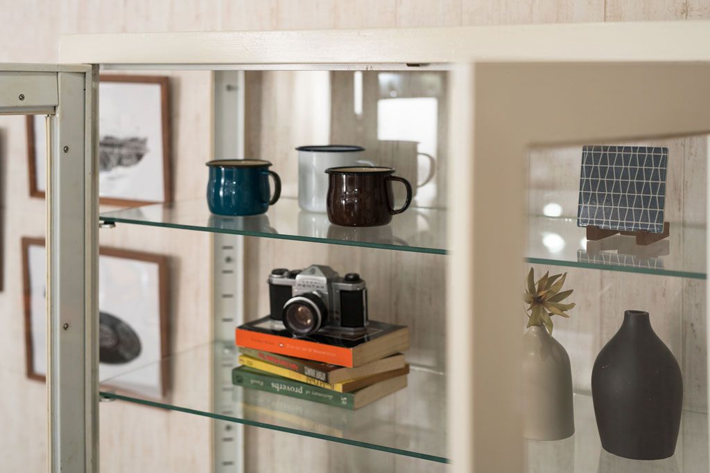 アンティーク家具　【展示品】和製アンティーク　オリジナルペイントが可愛らしいケビント(ガラスケース、収納棚、飾り棚)