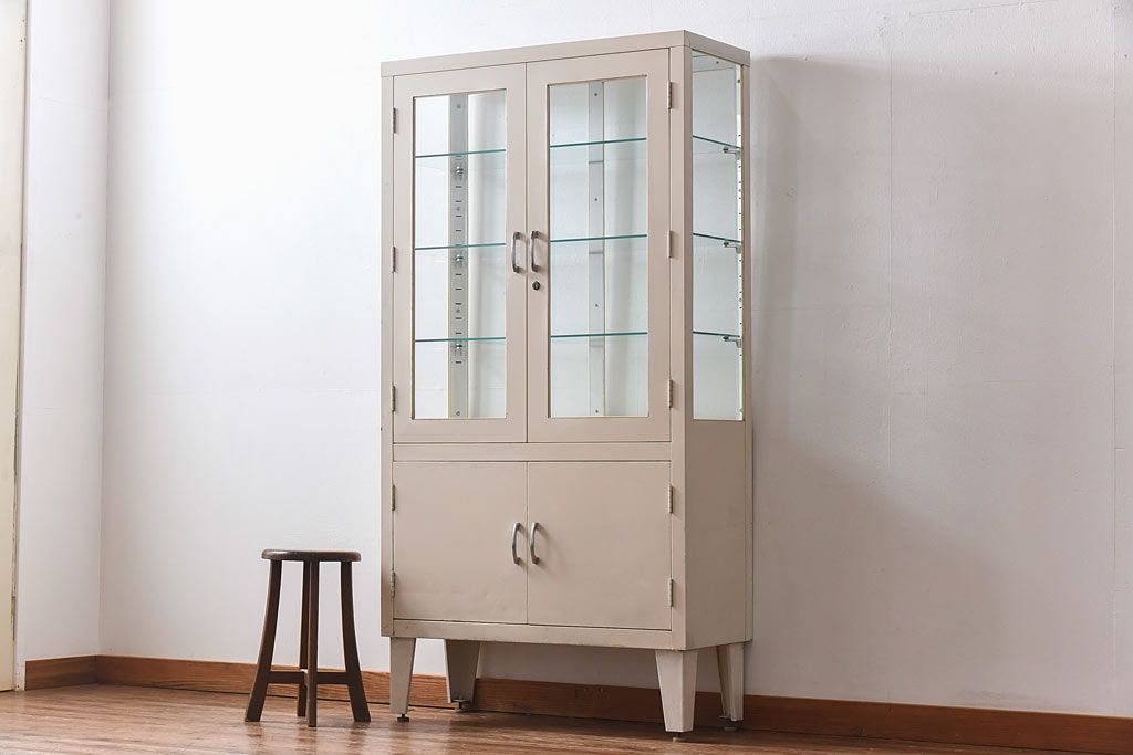 アンティーク家具　【展示品】和製アンティーク　オリジナルペイントが可愛らしいケビント(ガラスケース、収納棚、飾り棚)