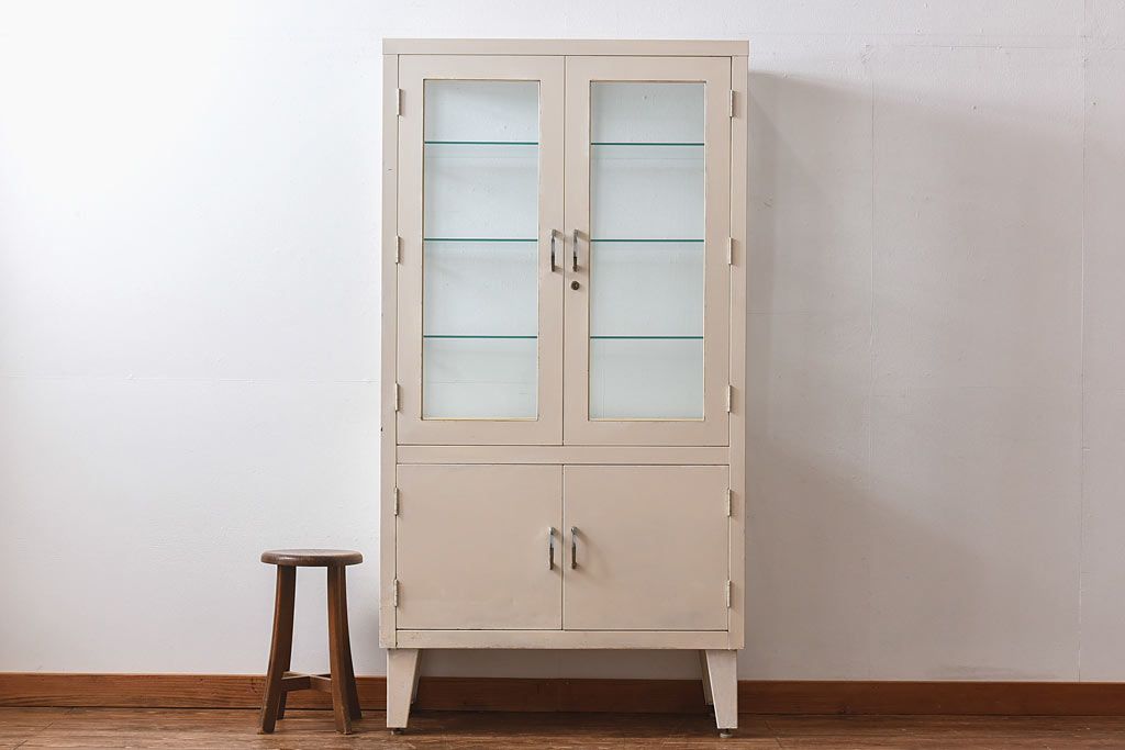 アンティーク家具　【展示品】和製アンティーク　オリジナルペイントが可愛らしいケビント(ガラスケース、収納棚、飾り棚)