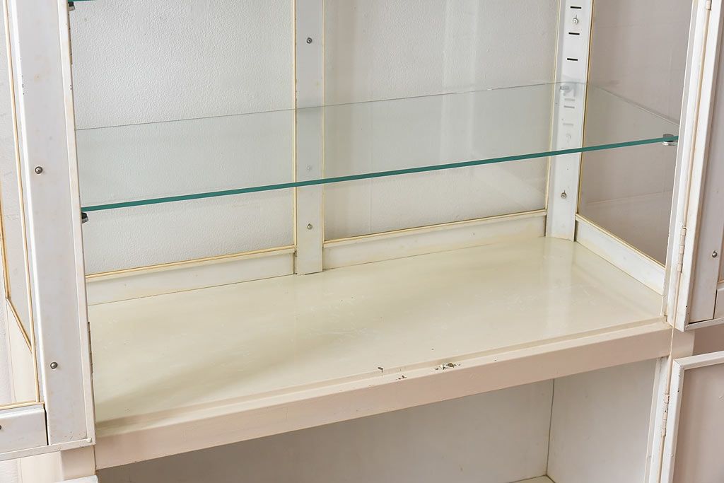 アンティーク家具　【展示品】和製アンティーク　オリジナルペイントが可愛らしいケビント(ガラスケース、収納棚、飾り棚)
