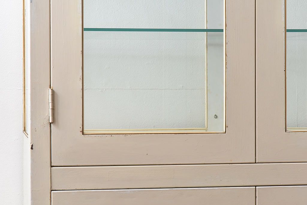 アンティーク家具　【展示品】和製アンティーク　オリジナルペイントが可愛らしいケビント(ガラスケース、収納棚、飾り棚)