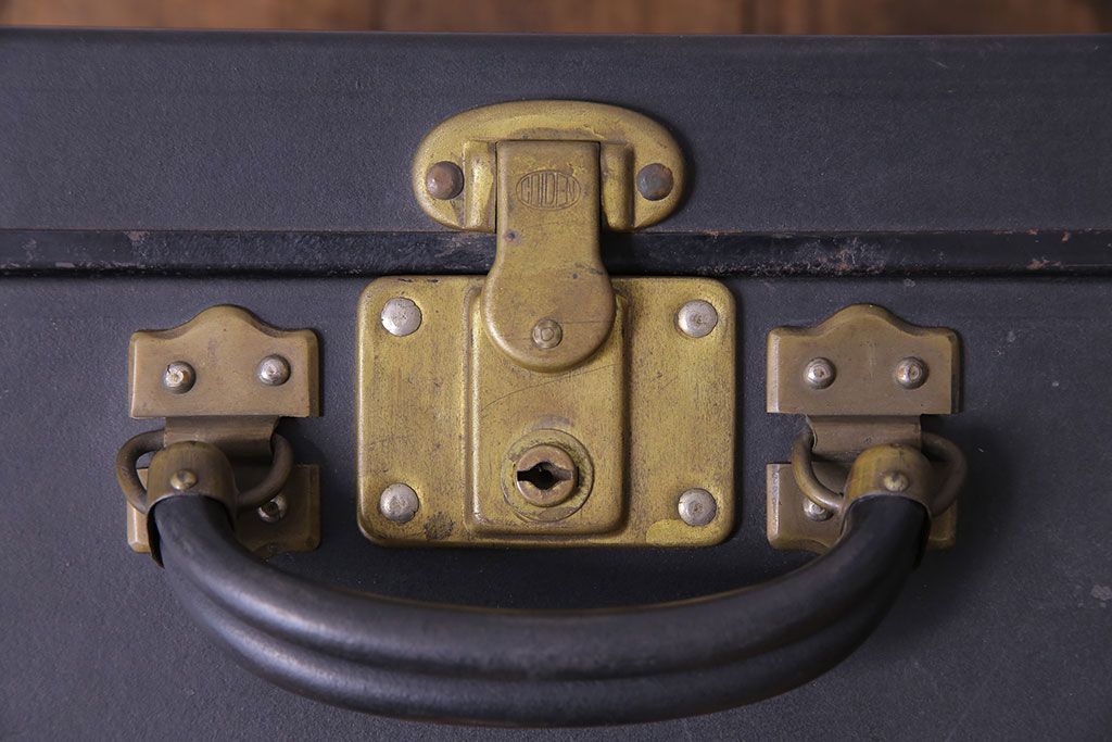 アンティーク雑貨　昭和中期　ステッカーの貼られた古い質感の小振りなトランク