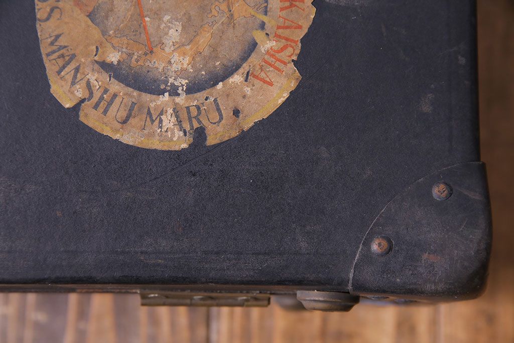 アンティーク雑貨　昭和中期　ステッカーの貼られた古い質感の小振りなトランク