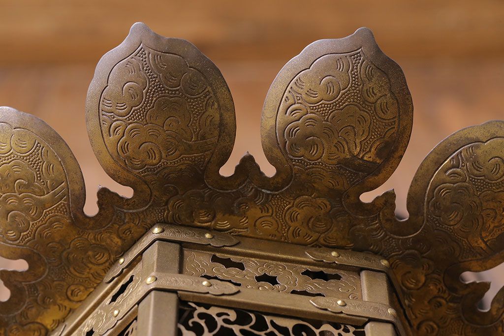 和製アンティーク　金花透　繊細な意匠が魅力の神前猫足六角吊灯篭(灯籠、仏具)