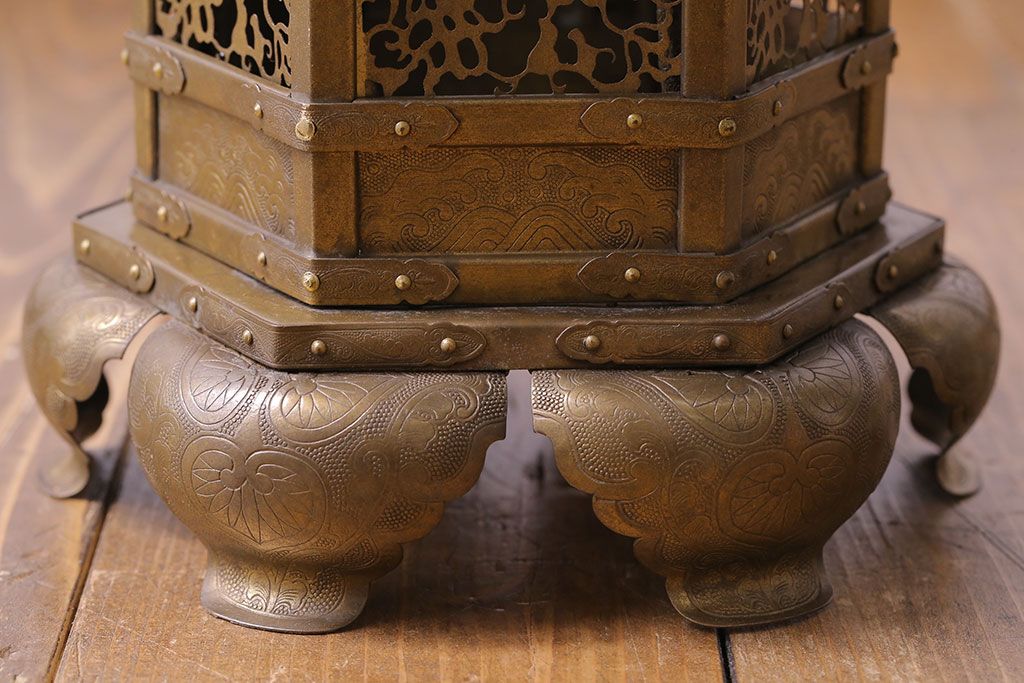 和製アンティーク 金花透 繊細な意匠が魅力の神前猫足六角吊灯篭 和製アンティーク 金花透 繊細な意匠が魅力の神前猫足六角吊灯篭