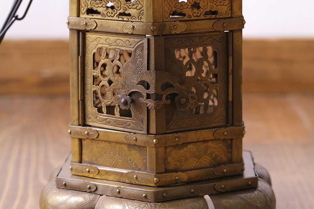 和製アンティーク 金花透 繊細な意匠が魅力の神前猫足六角吊灯篭