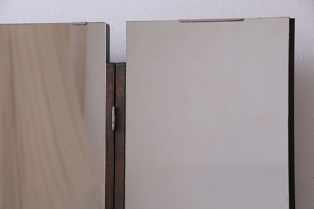 ヴィンテージ家具　ビンテージ　伝統工芸軽井沢彫り　上品な彫りの小振りなドレッシングチェスト(三面鏡、鏡台、ドレッサー)