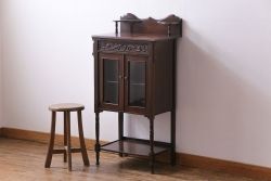 アンティーク家具　イギリスアンティーク　上品で趣きのある小振りなサイドキャビネット(サイドテーブル、収納棚)