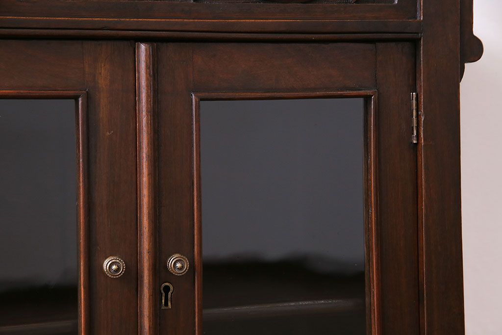 アンティーク家具　イギリスアンティーク　上品で趣きのある小振りなサイドキャビネット(サイドテーブル、収納棚)