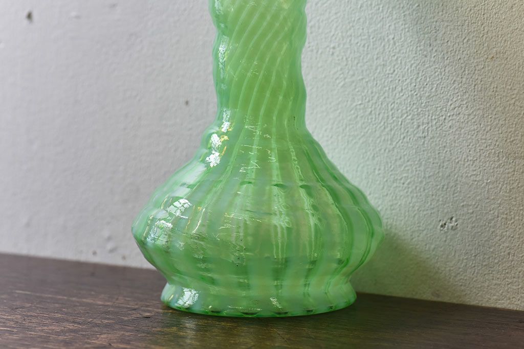 アンティーク雑貨　アメリカ製　ワセリンガラス　口元のフリルがおしゃれなフラワーベース(花瓶、ウランガラス)