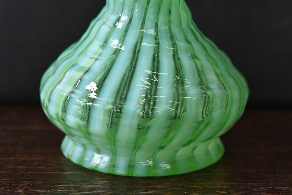 アンティーク雑貨　アメリカ製　ワセリンガラス　口元のフリルがおしゃれなフラワーベース(花瓶、ウランガラス)