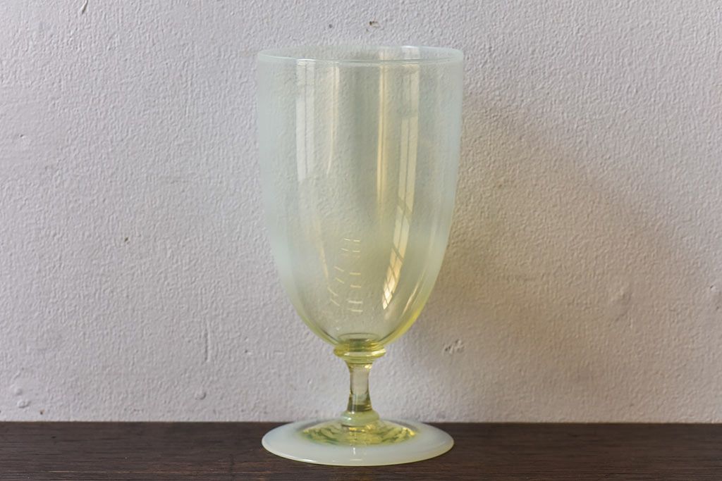 アンティーク雑貨　ワセリンガラス(ウランガラス)　幻想的な雰囲気漂うサワーグラス(ワイングラス、酒器)(1)