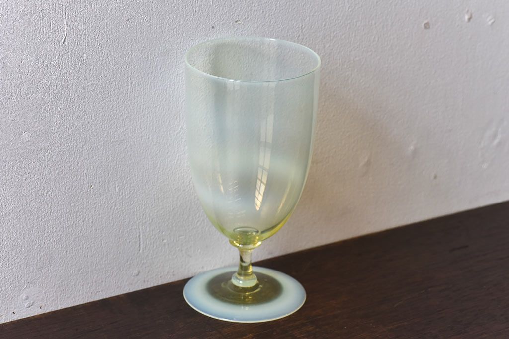 アンティーク雑貨　ワセリンガラス(ウランガラス)　幻想的な雰囲気漂うサワーグラス(ワイングラス、酒器)(1)