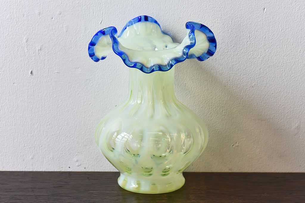アンティーク雑貨 アメリカ フリルベースの大胆な形が目を引くウランガラス花瓶(花器、ワセリンガラス) | ラフジュ工房