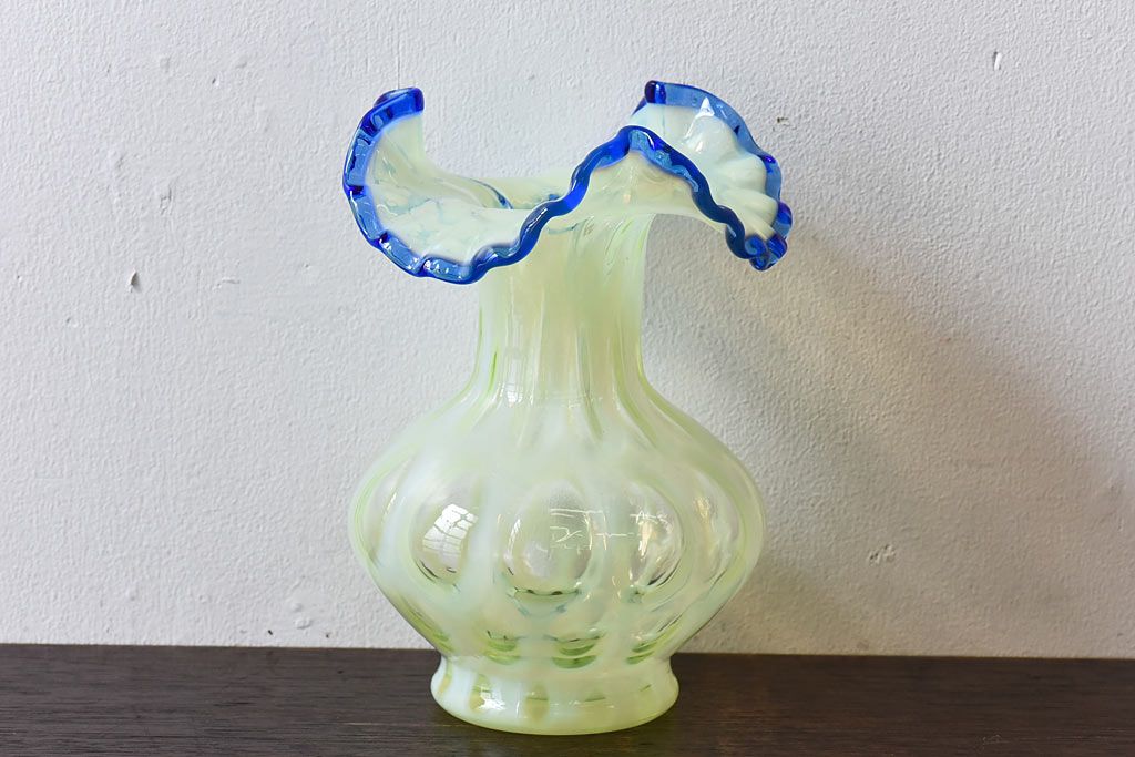 アンティーク雑貨　アメリカ　フリルベースの大胆な形が目を引くウランガラス花瓶(花器、ワセリンガラス)