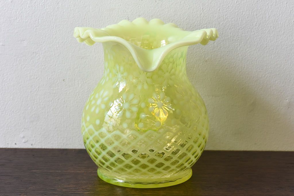 アンティーク雑貨　アメリカ　愛らしいデザインのウランガラス製ピッチャー(ジャグ、水差し、花瓶、ワセリンガラス)