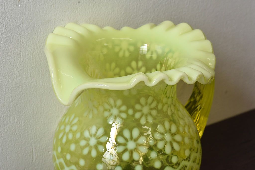 アンティーク雑貨　アメリカ　愛らしいデザインのウランガラス製ピッチャー(ジャグ、水差し、花瓶、ワセリンガラス)
