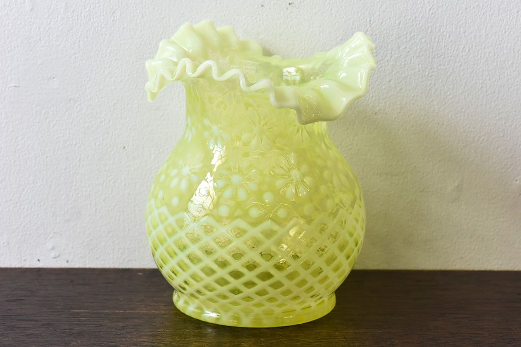 アンティーク雑貨　アメリカ製　フリルと花柄が可愛いウランガラス製花瓶(花器、ワセリンガラス)