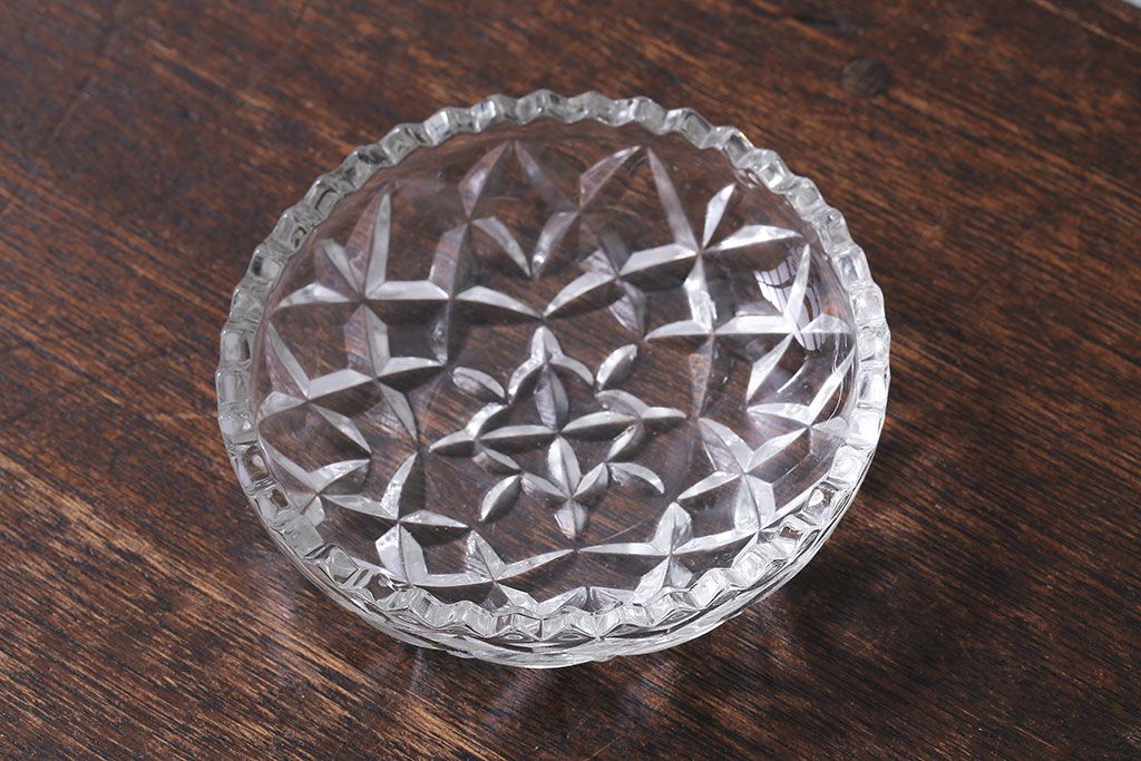 アンティーク雑貨　イギリス製　ギザギザの縁がかわいらしいガラス小皿(プレスガラス)
