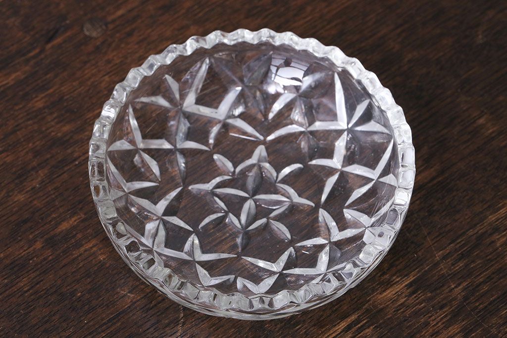 アンティーク雑貨　イギリス製　ギザギザの縁がかわいらしいガラス小皿(プレスガラス)