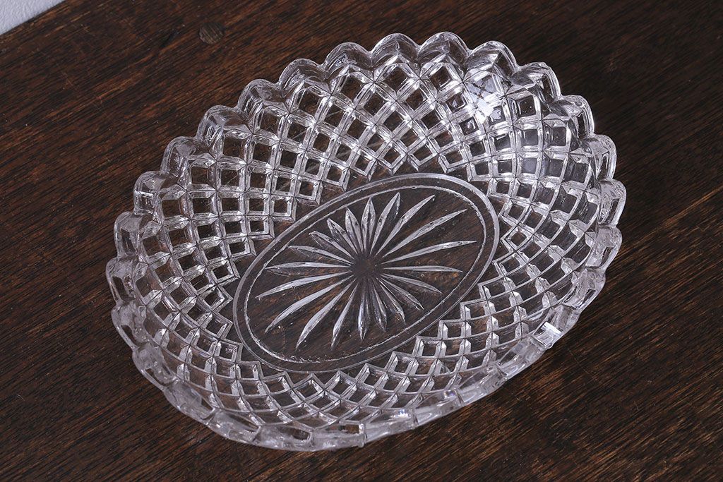 アンティーク雑貨　イギリス製　厚みのある質感が魅力のガラス小皿(プレスガラス)