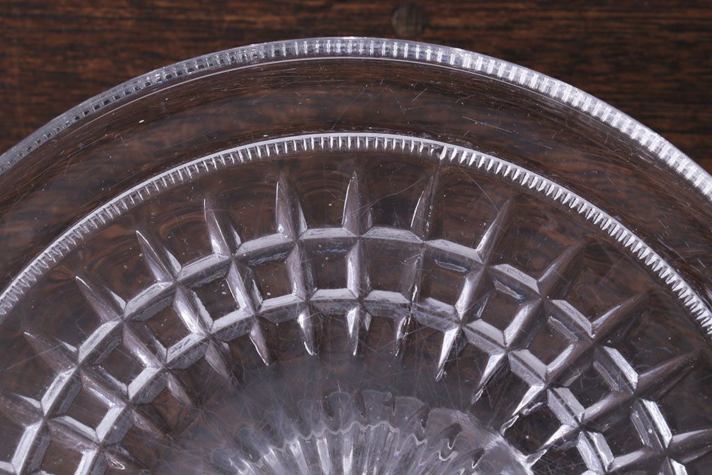 アンティーク雑貨　イギリス製　シンプルなフォルムが魅力的なガラスのケーキスタンド