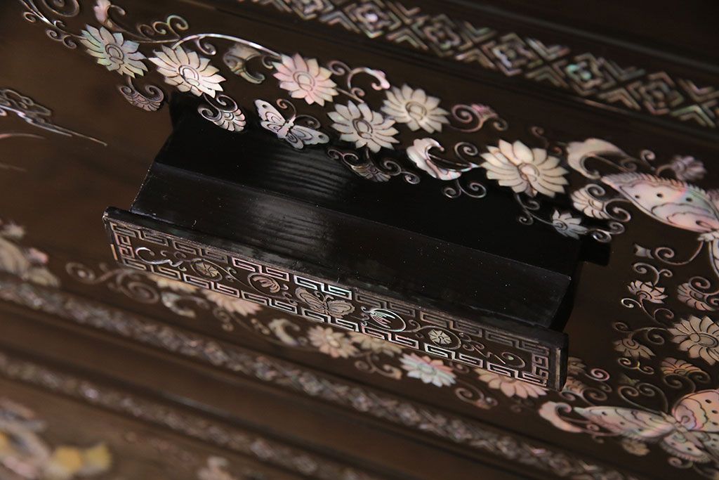 中古　韓国家具　存在感抜群の螺鈿細工チェスト(衣装タンス、戸棚)(定価約200万円)