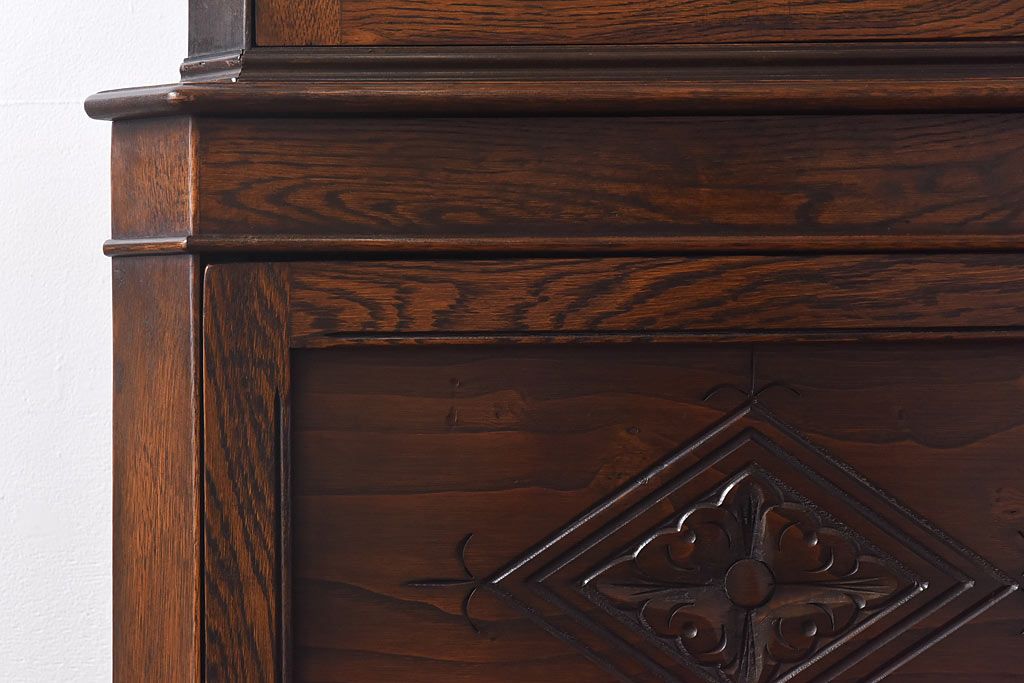 ヴィンテージ家具　イギリスビンテージ　JAYCEE FURNITURE　シックなデザインが魅力のコーナーキャビネット(飾り棚、戸棚)