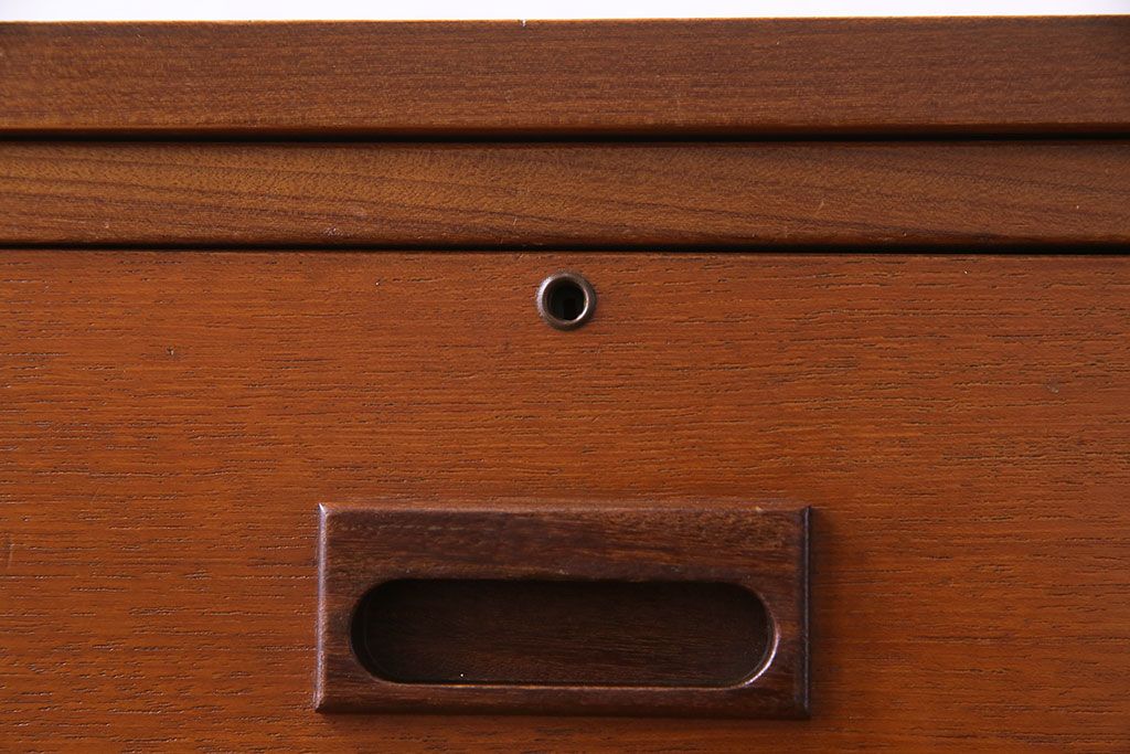 北欧家具　チーク材　レトロな雰囲気のサイドチェスト(サイドボード、引き出し)