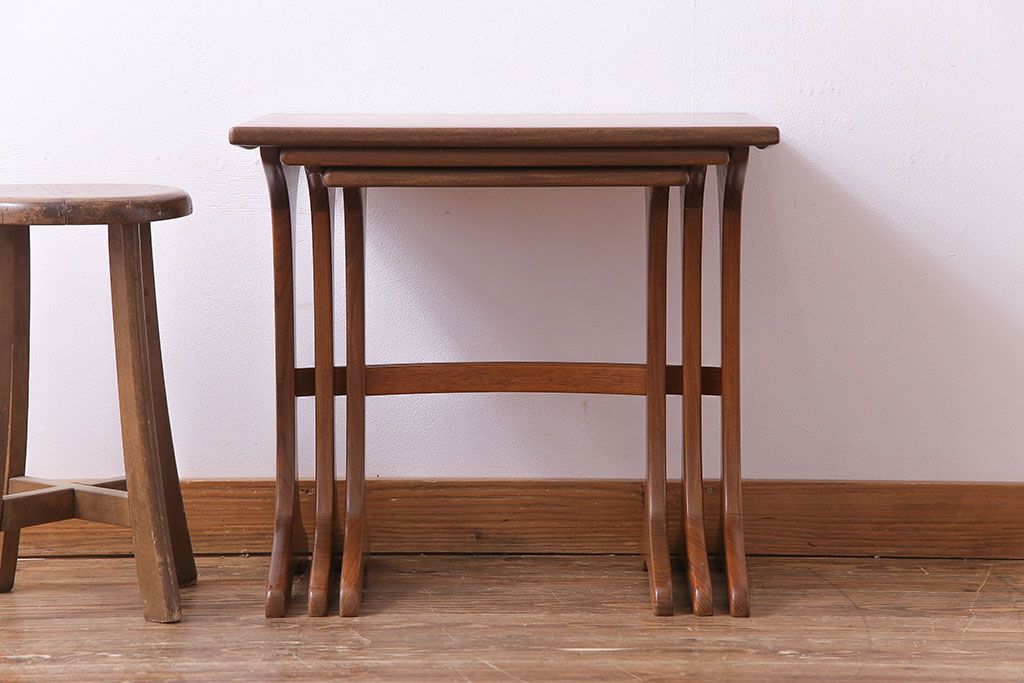 アンティーク雑貨　北欧ビンテージ　チーク材　シンプルなデザインのネストテーブル(サイドテーブル、カフェテーブル、花台)