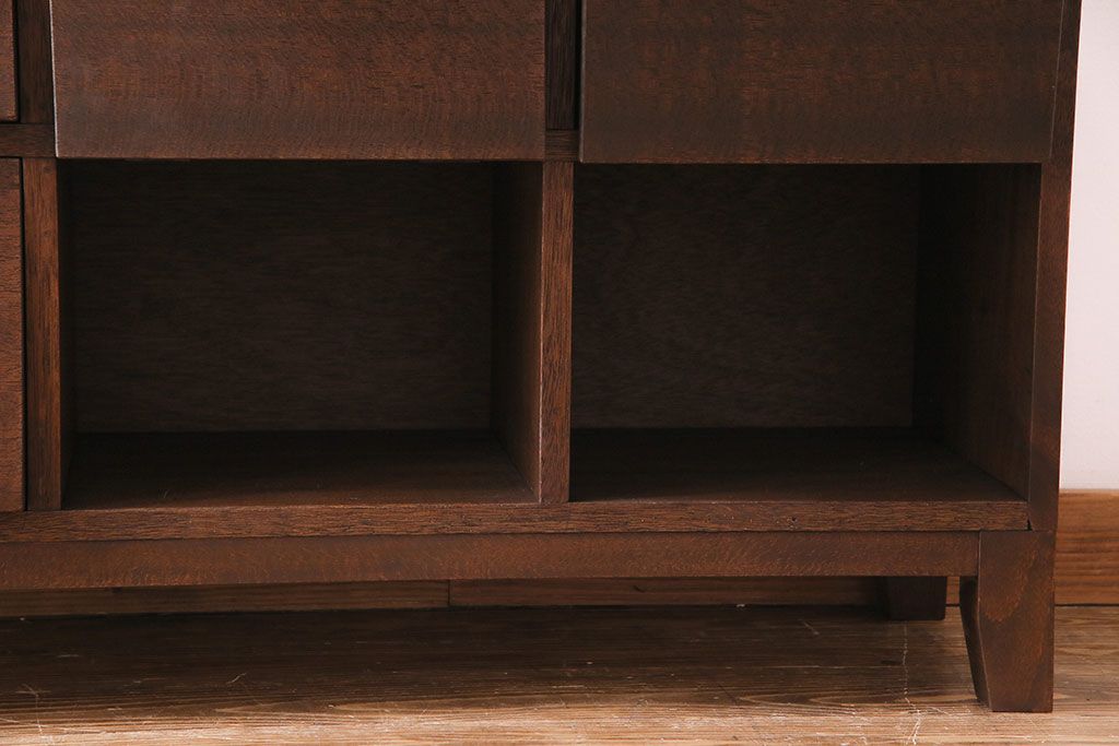 アンティーク家具　アンティーク　古材使用　2×3マス　ころんとした取っ手がかわいらしいパタパタ収納棚(マス目棚、戸棚)