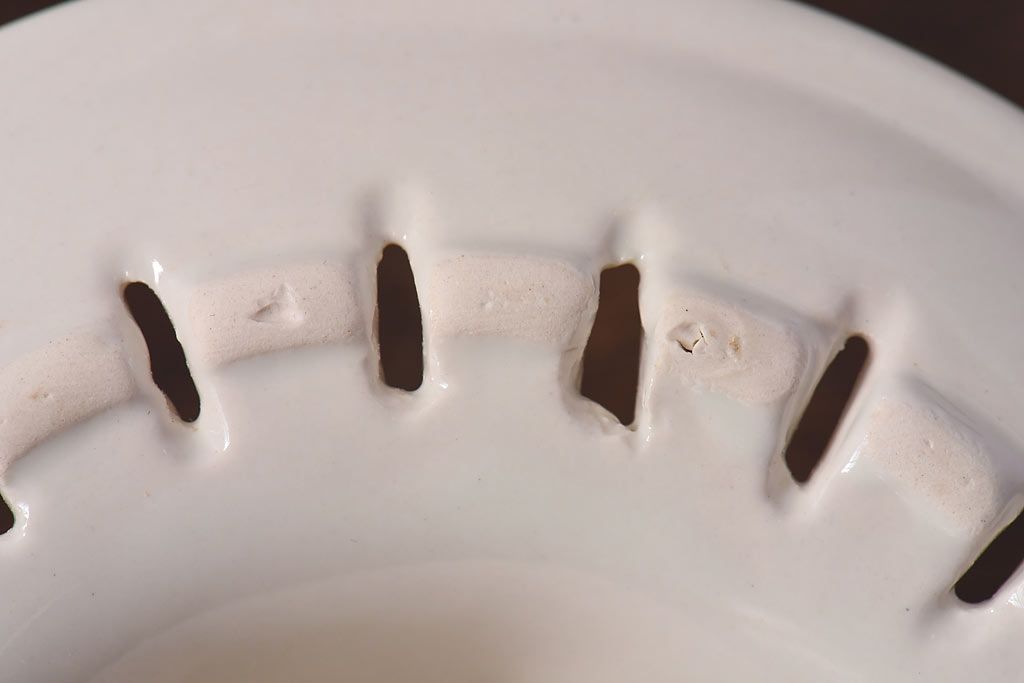 アンティーク雑貨　イギリスビンテージ　陶器製　ダークブラウンとのコントラストがおしゃれなシトラススクイーザー(絞り器)