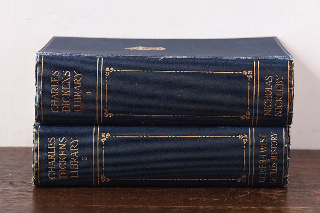 アンティーク雑貨　イギリスアンティーク　CHARLES DICKENS(チャールズ・ディケンズ)　本(洋書、英字本、小説)2冊セット(1)