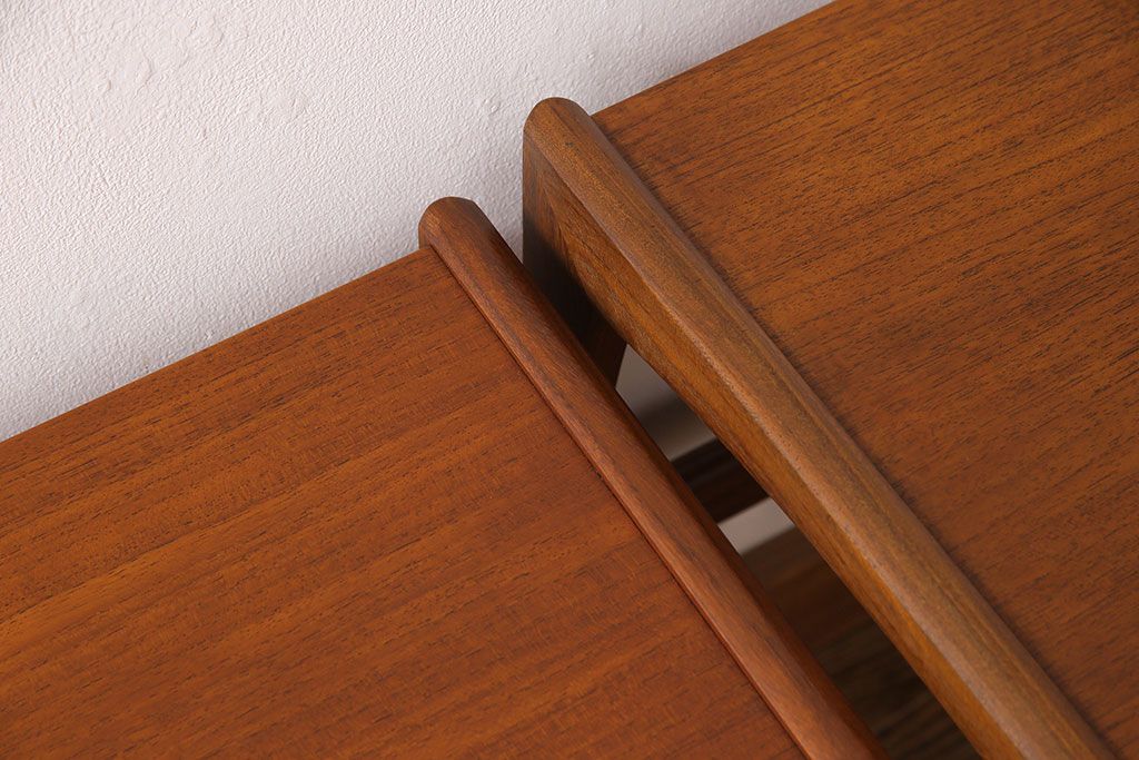 アンティーク雑貨　北欧ビンテージ　G-PLAN　チーク材　なめらかな風合いのネストテーブル(サイドテーブル、花台)